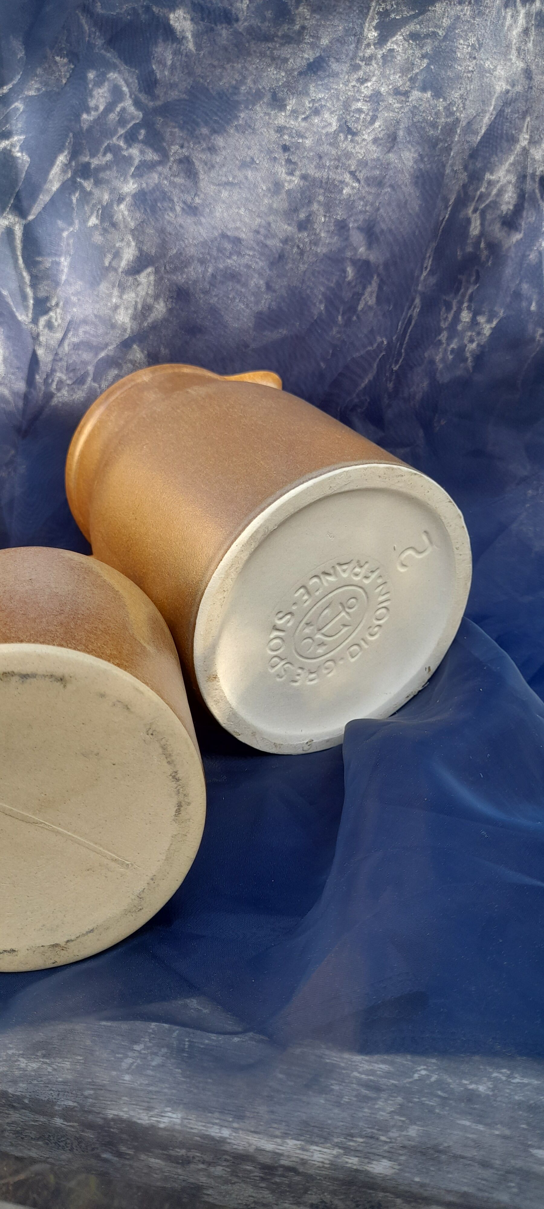 Duo de pots pichets en grès marron irisés, estampillé Digoin