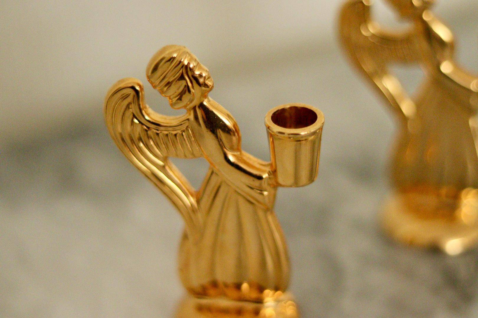 Paire de bougeoirs vintage suédois en laiton en forme d'ange, de la marque Skultuna.