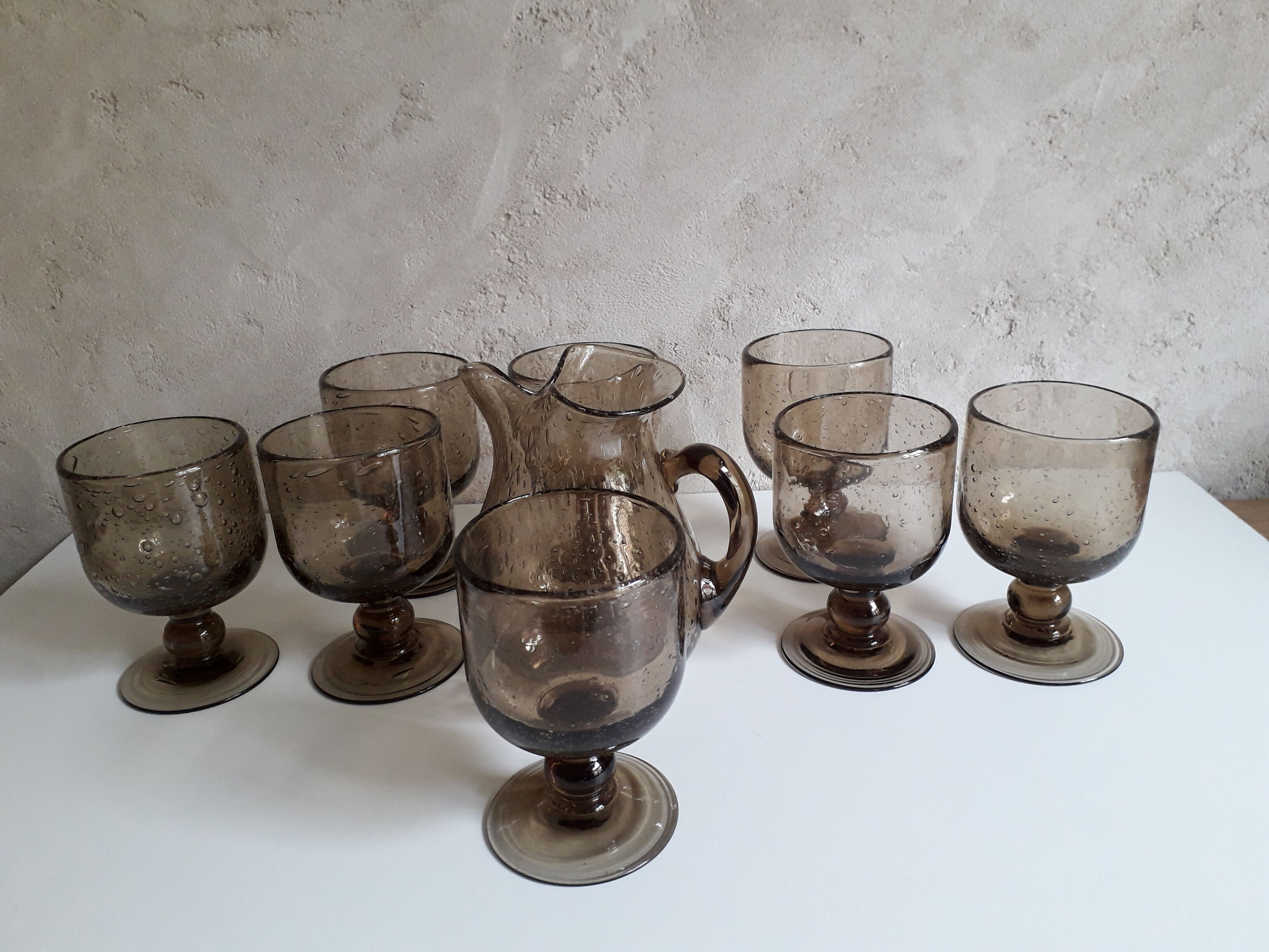 Lot de 8 verres à pied et d'un pichet en verre soufflé et bullé années 70