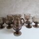 Lot de 8 verres à pied et d'un pichet en verre soufflé et bullé années 70