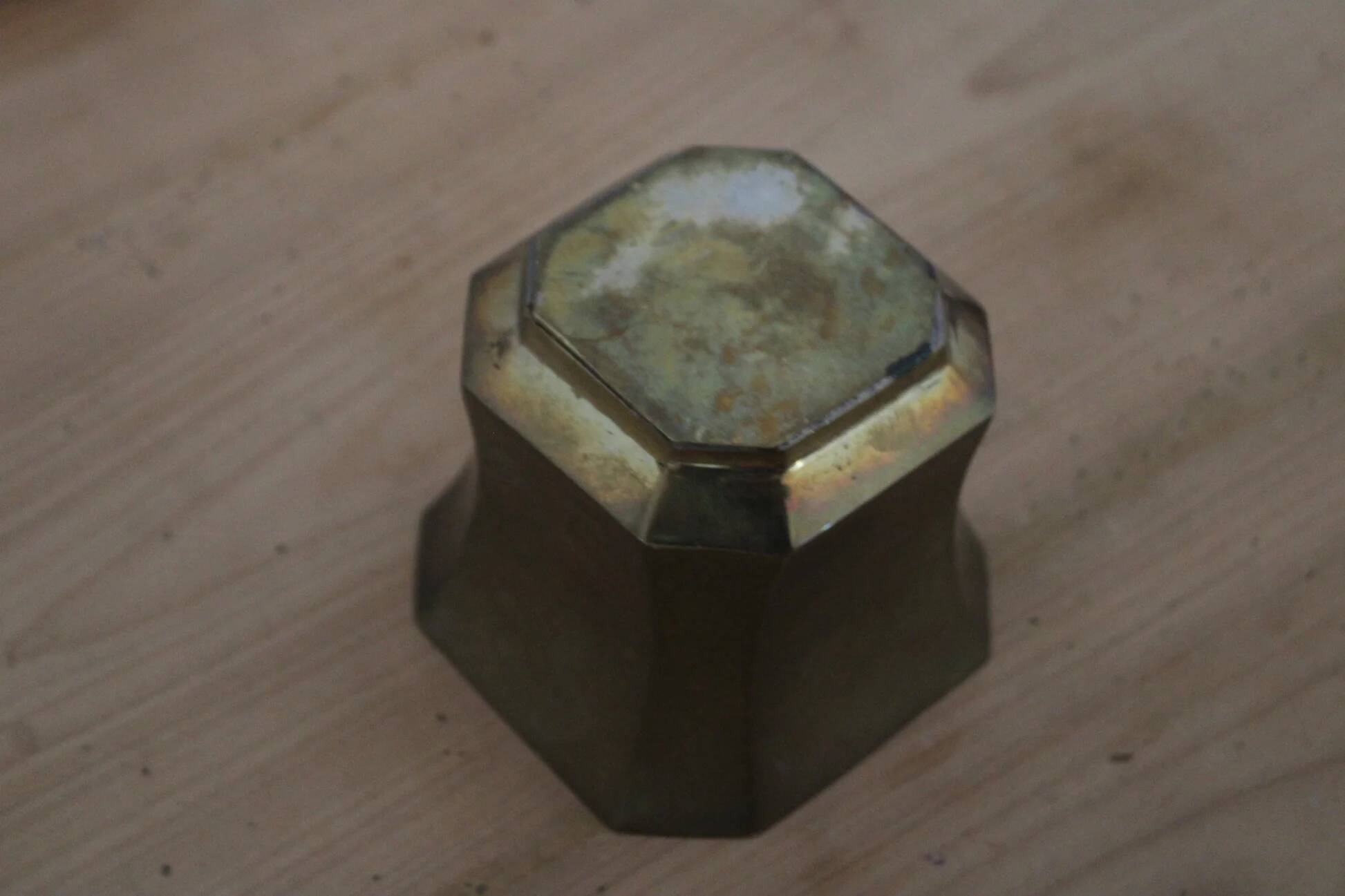 Cache-pot Lancel à 8 pans en métal doré patiné