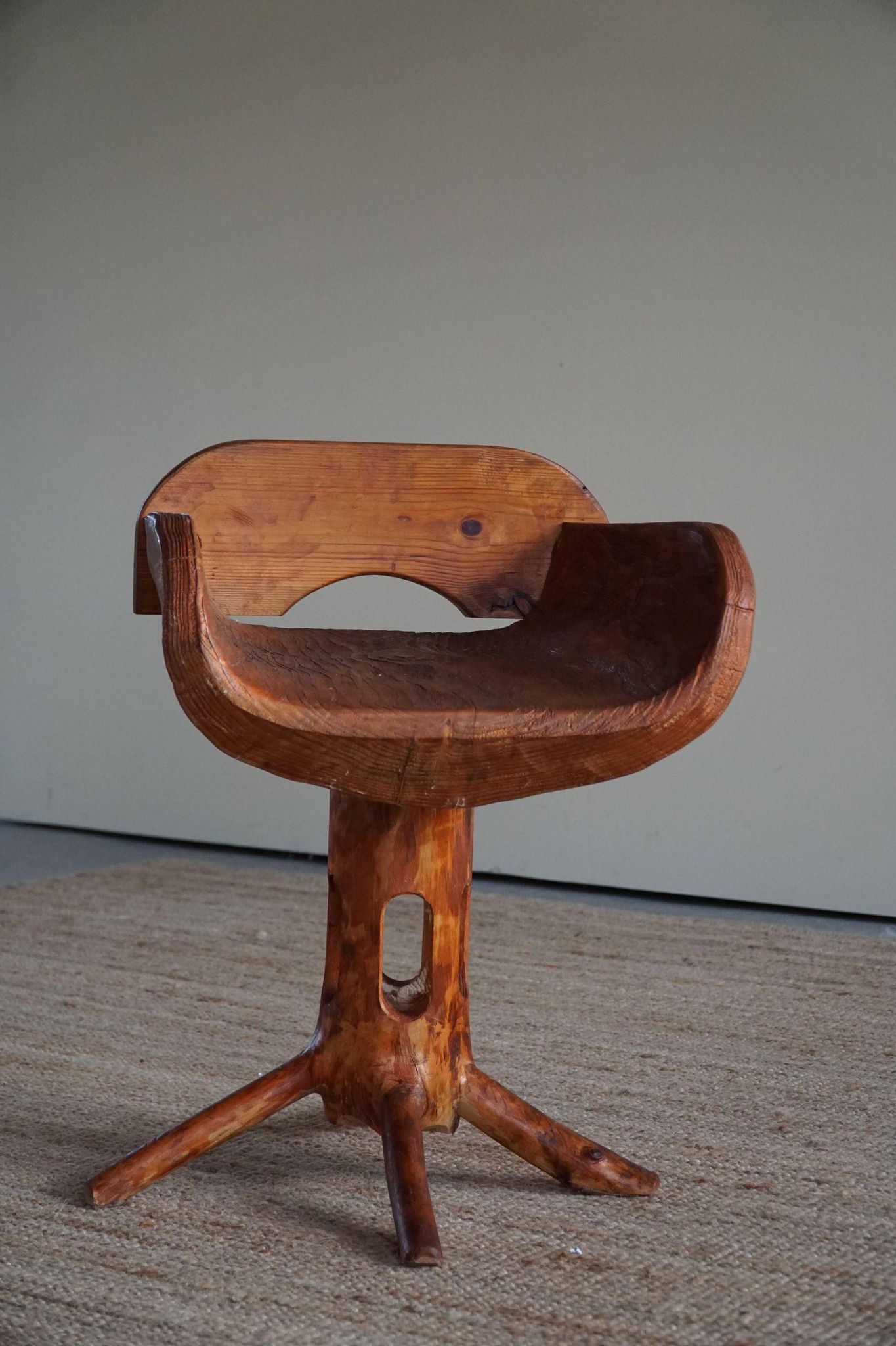 Unique sculptural pedestal armchair by the Finnish Matti Martikka in solid pine, 1960s.