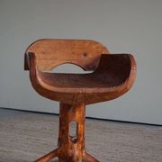 Unique sculptural pedestal armchair by the Finnish Matti Martikka in solid pine, 1960s.