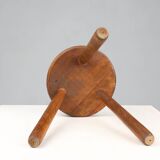 Tabouret bas rustique brutaliste tripode en bois massif de fabrication artisanale française