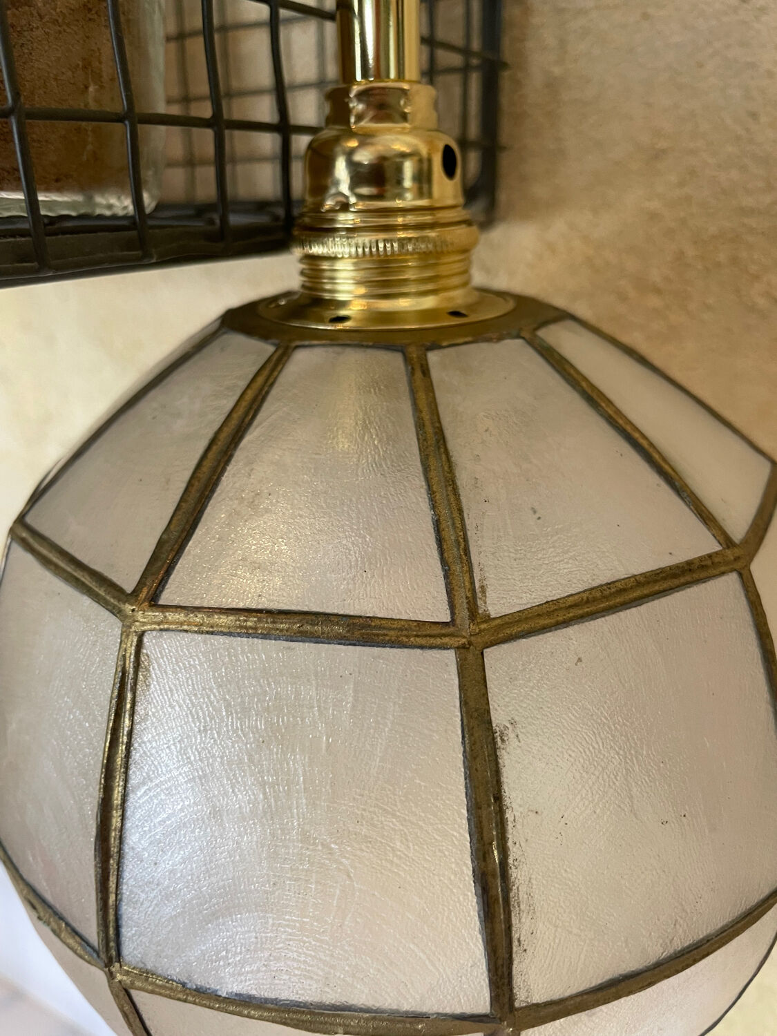 2 lampes baladeuses globes abats-jour nacre et laiton doré vintage