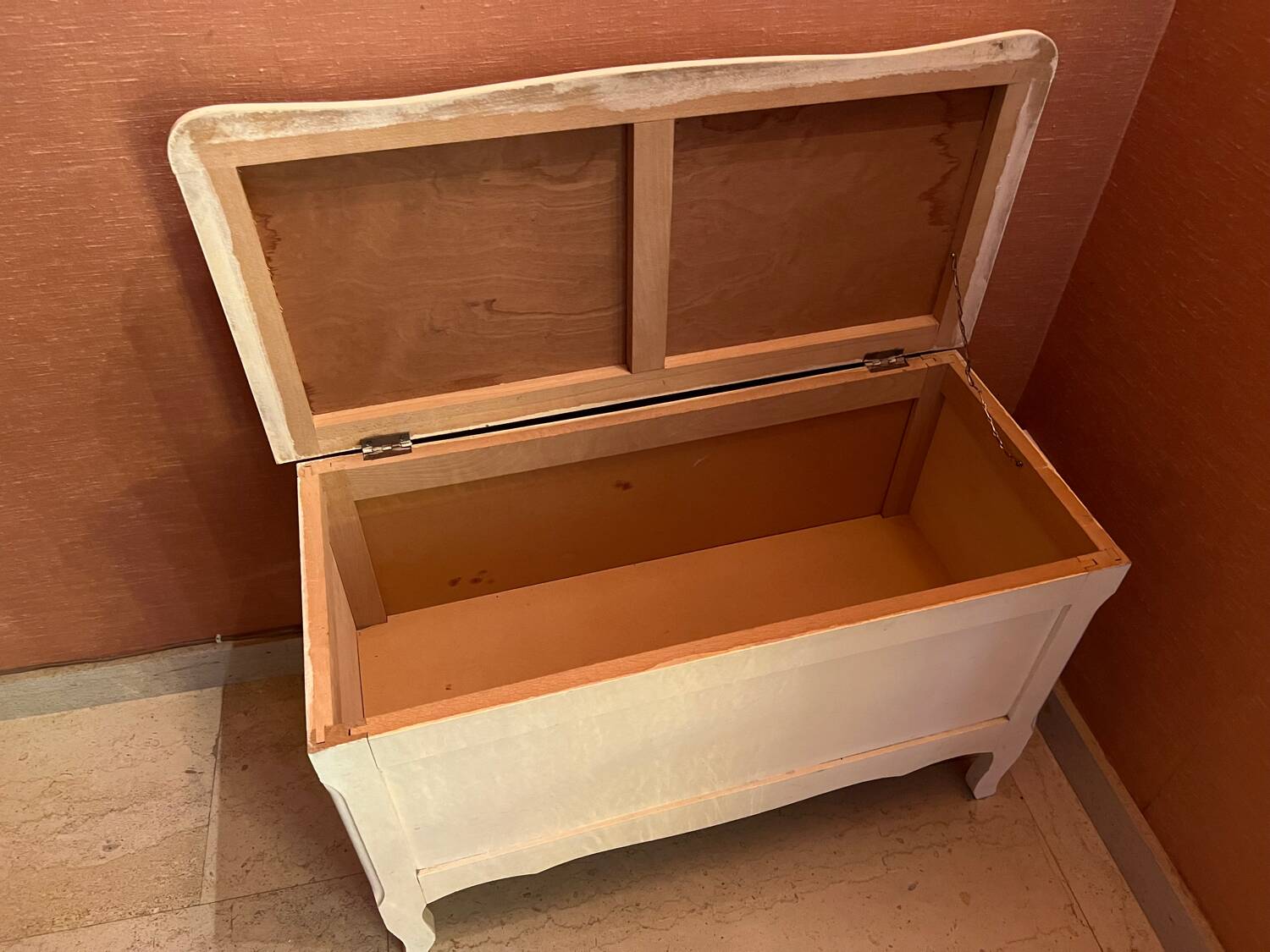 Coffre de rangement en bois blanc
