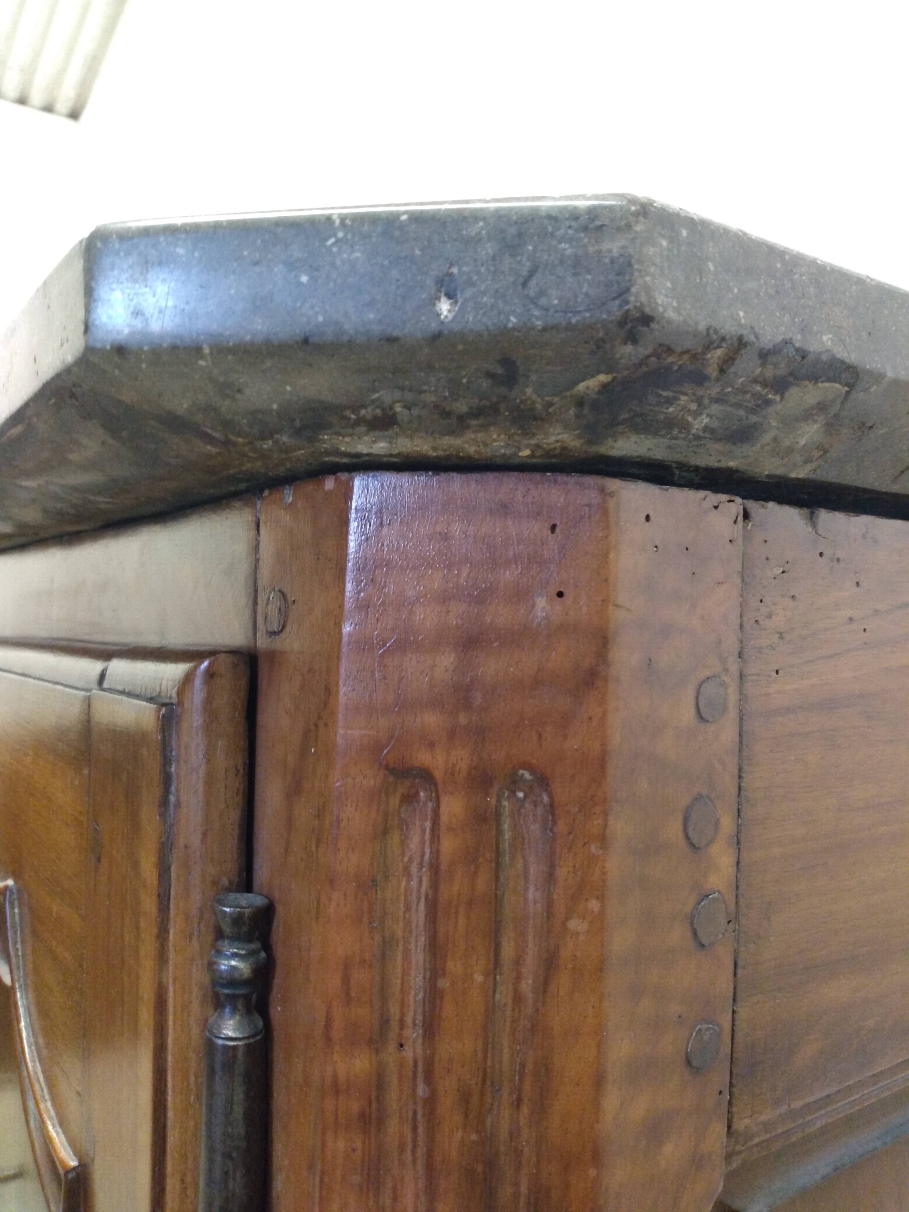 Buffet bas avec marbre