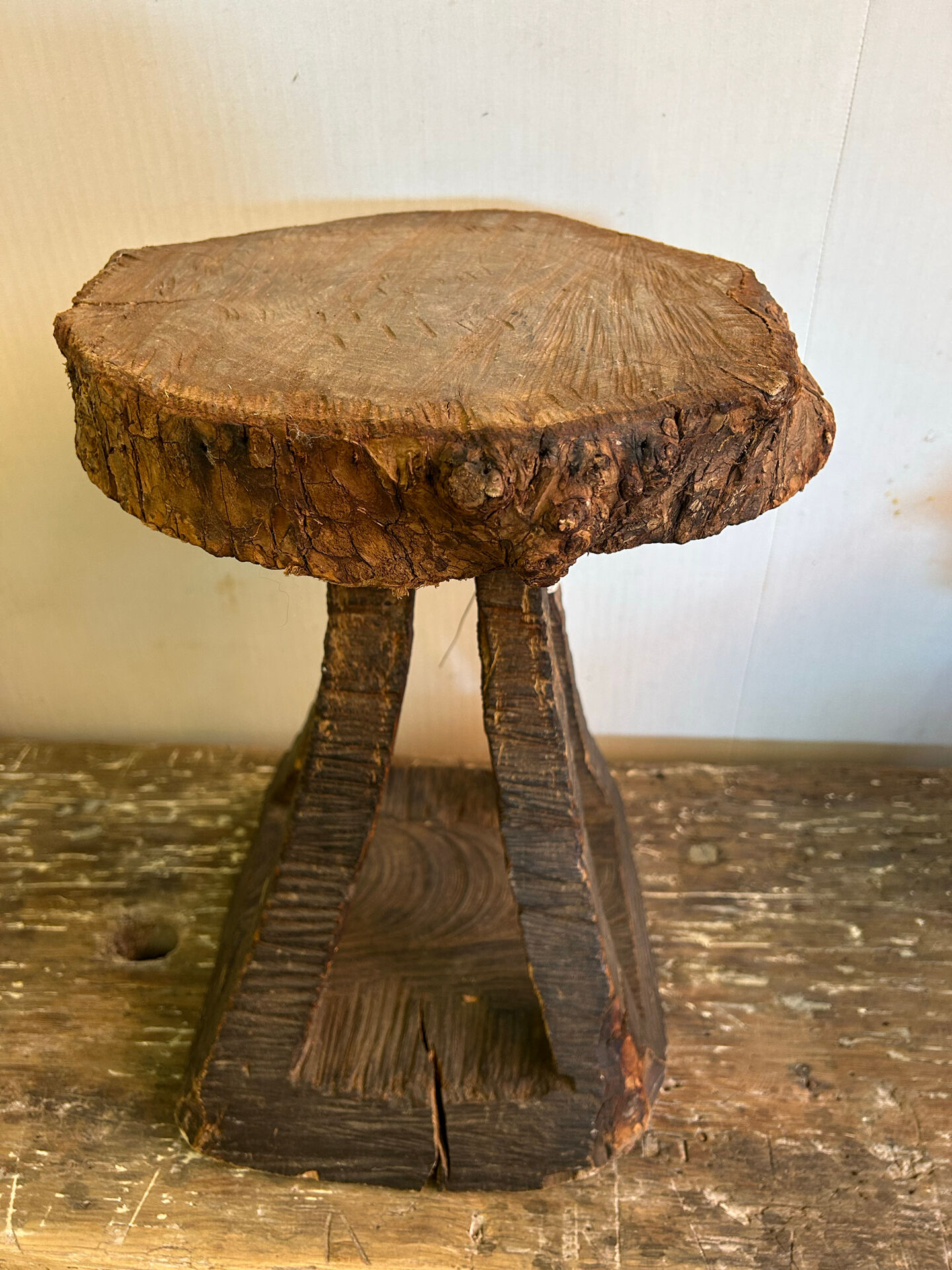 Tabouret brutaliste de chalet 