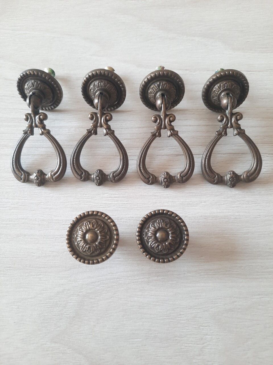 Lot de 4 poignées anciennes et 2 boutons en laiton