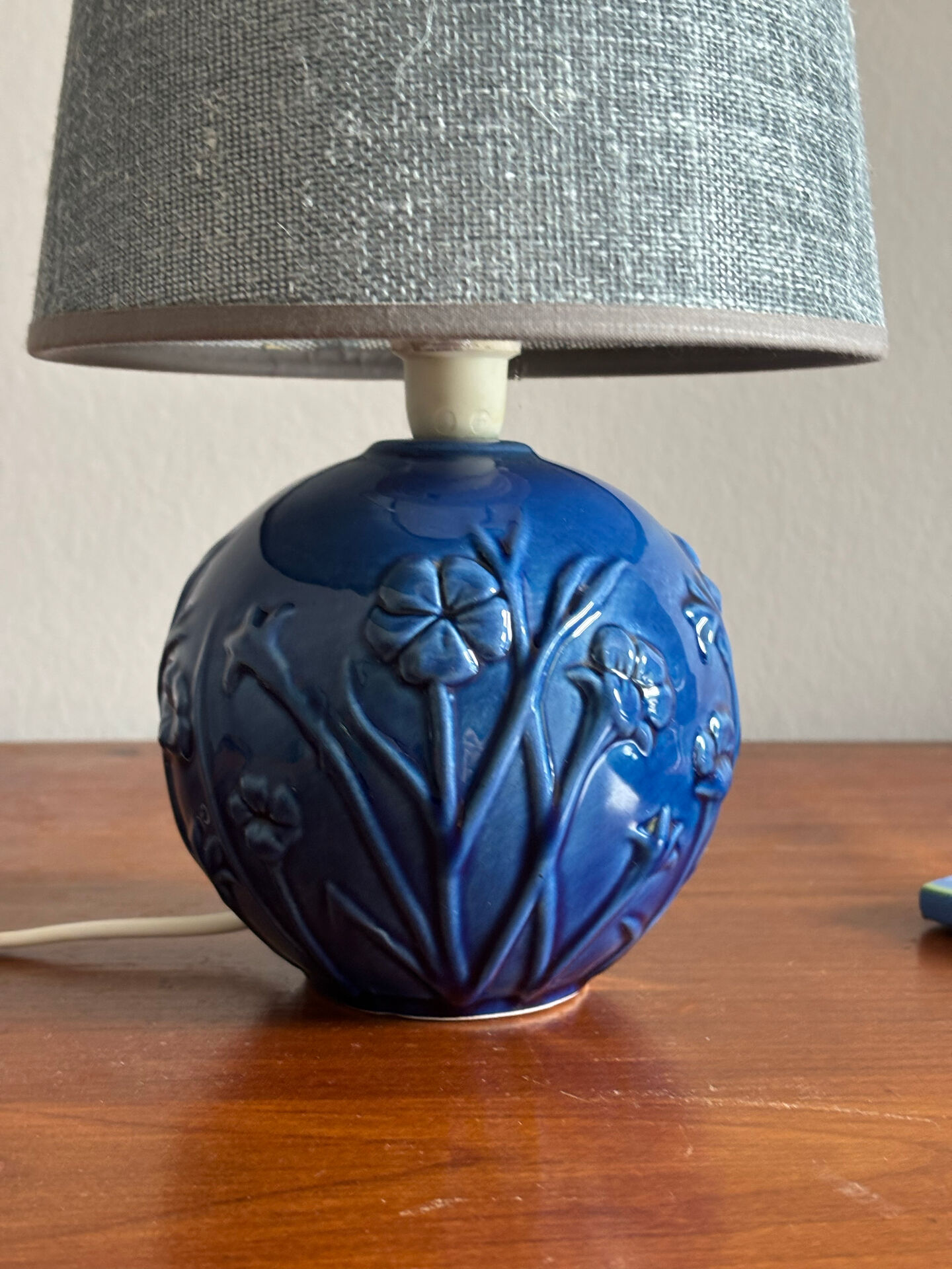 Lampe boule à décor de fleurs