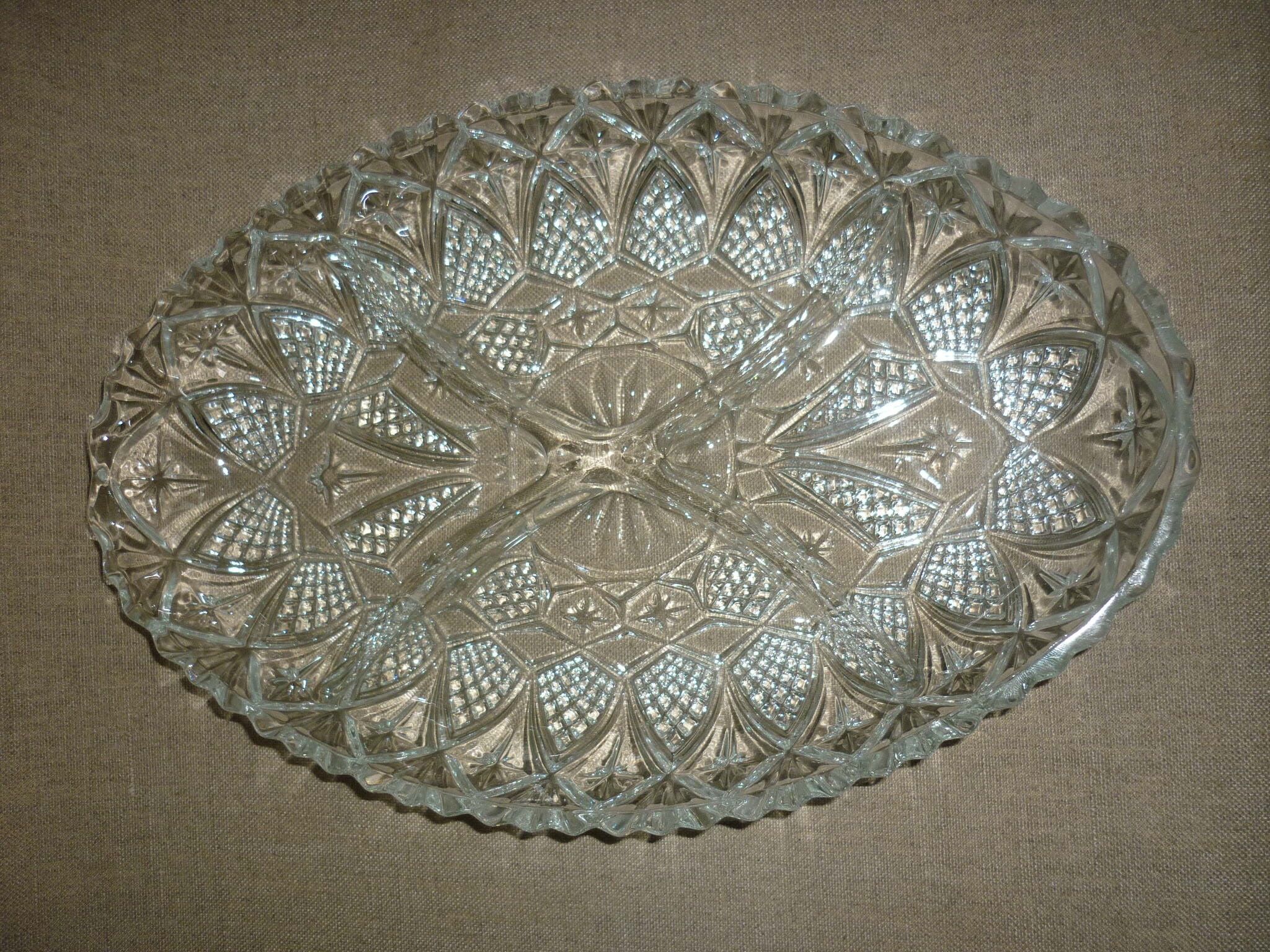 Oval compartmentalized plate in transparent glass