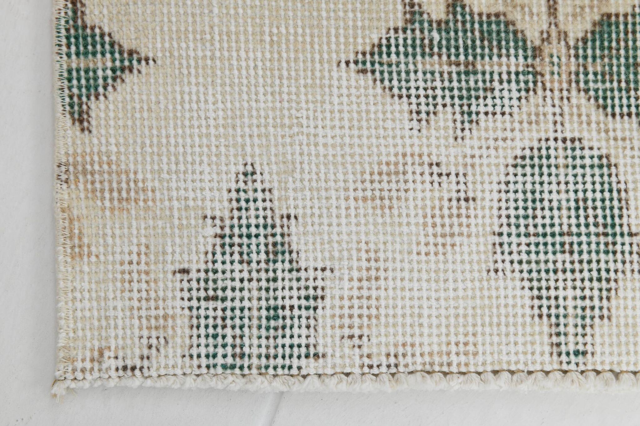 Tapis persan ancien ivoire et vert à motifs géométriques, 198x296