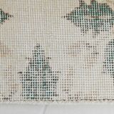 Tapis persan ancien ivoire et vert à motifs géométriques, 198x296