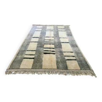 Tapis en laine grise, noire et blanche