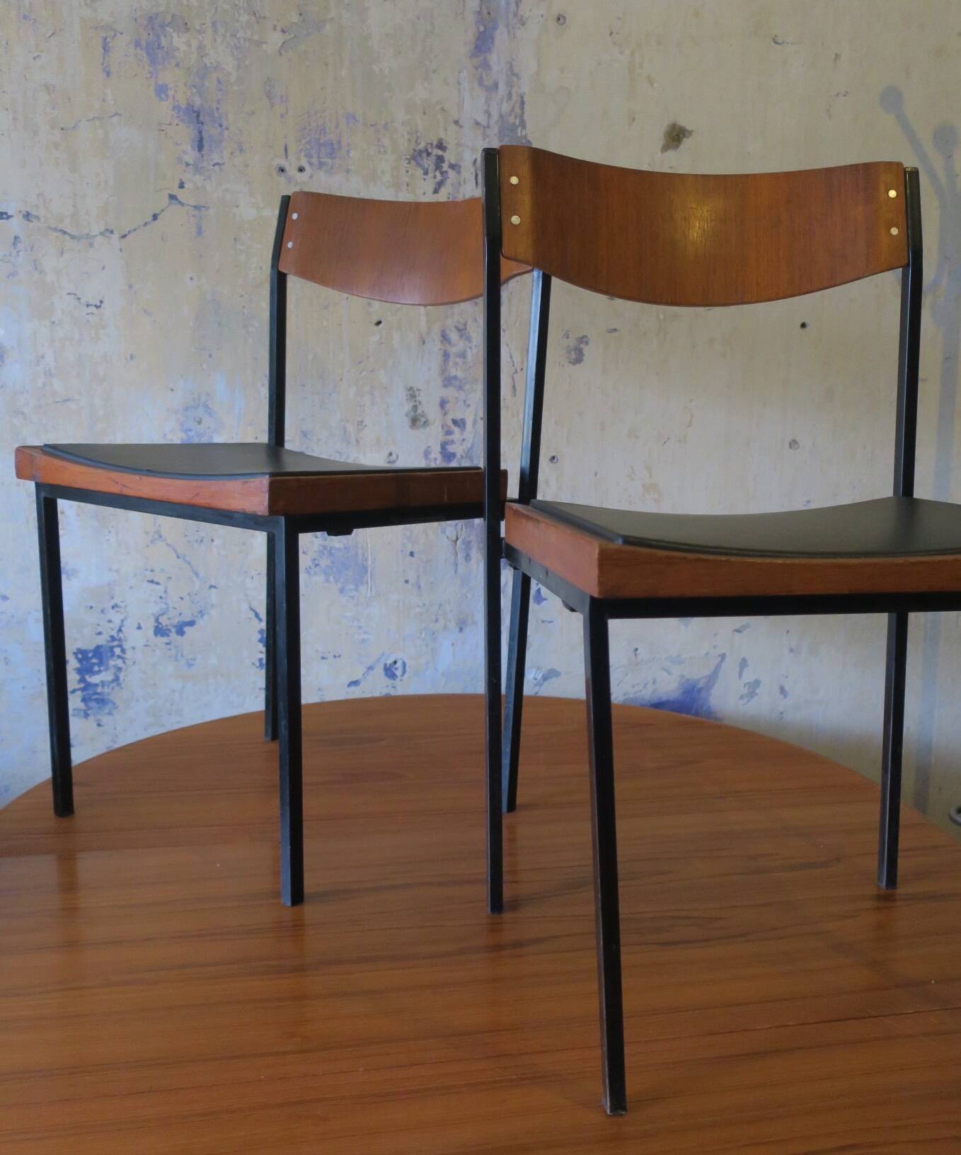 Paire de chaises empilables en teck et fer, années 1960