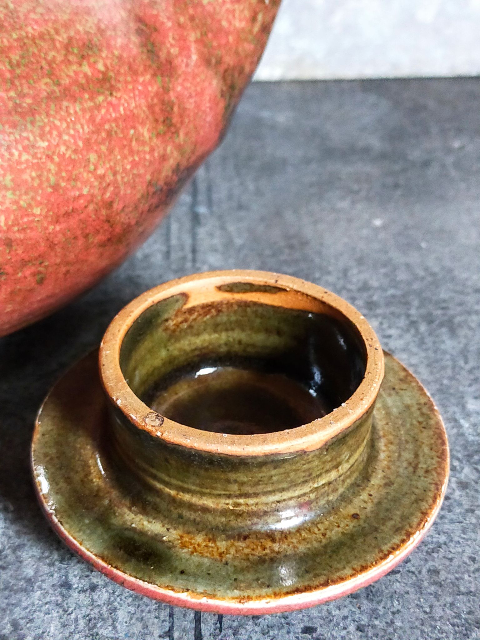 Théière de potier en grès émaillé vintage