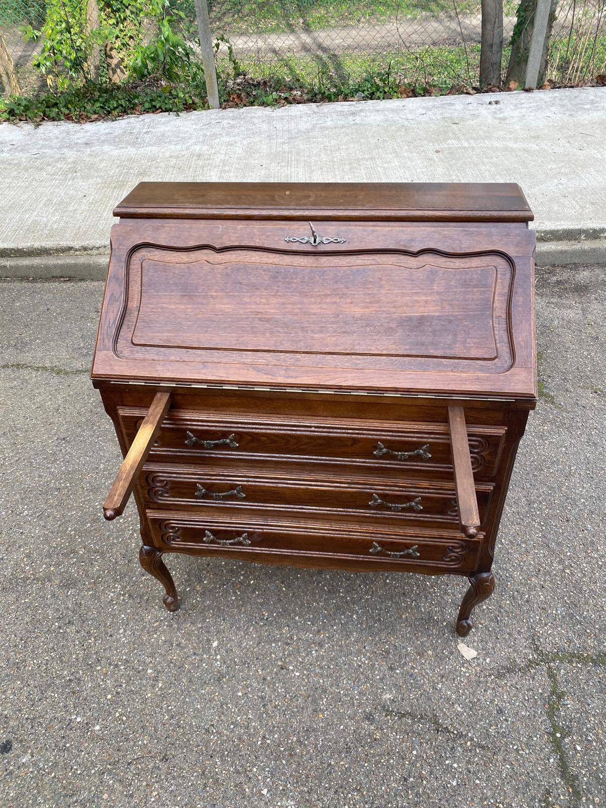 Secretary desk with slanted top and 3 drawers in Louis XV style.