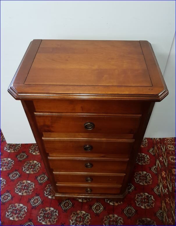 Chest of drawers in cherry