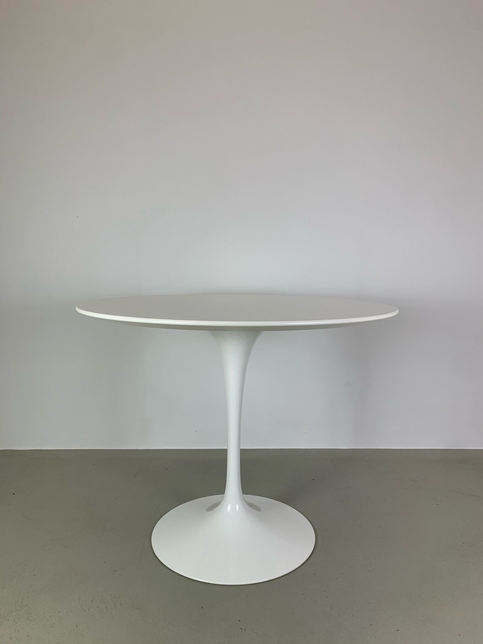 Eero Saarinen Tulip Dining Table white
