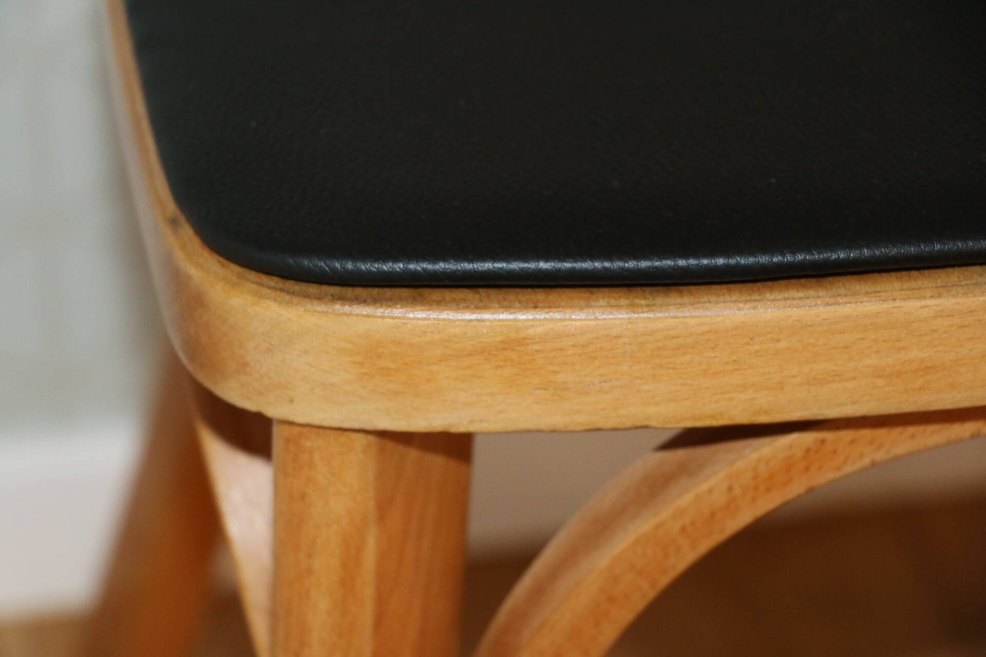 2 chaises Jurasiège hêtre clair skaï noir