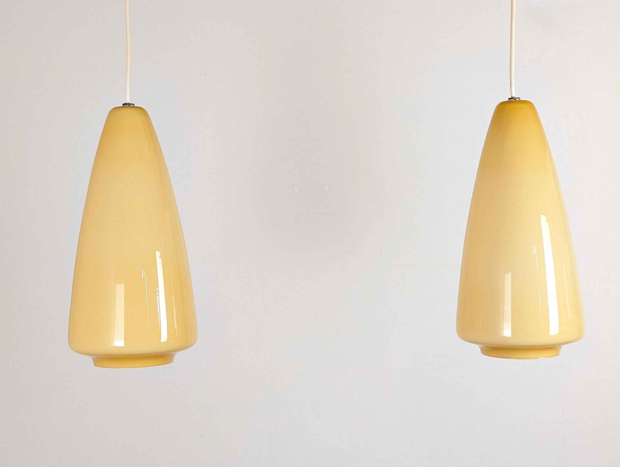 Paire de suspensions opaline