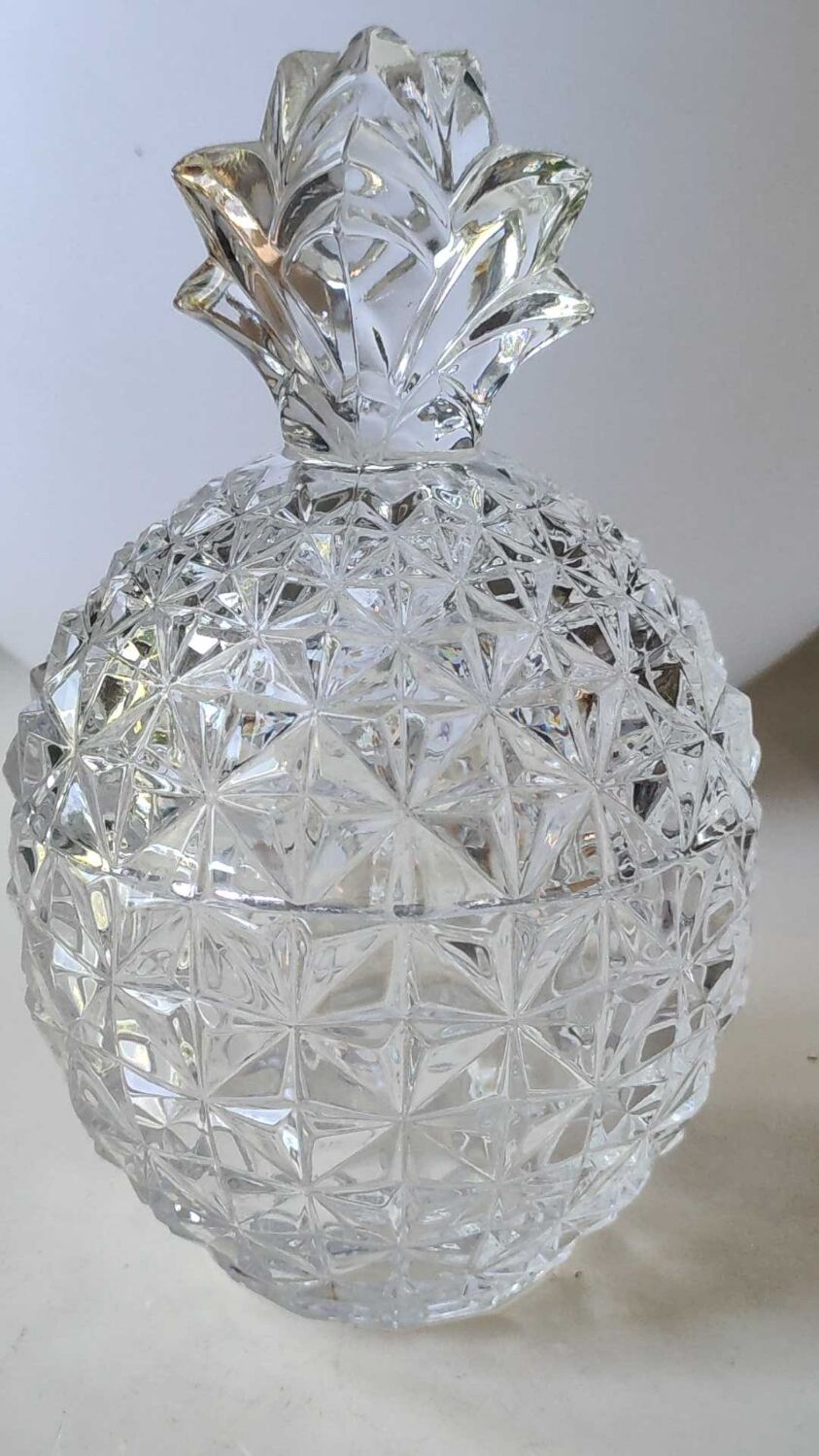 Sugar box in molded crystal