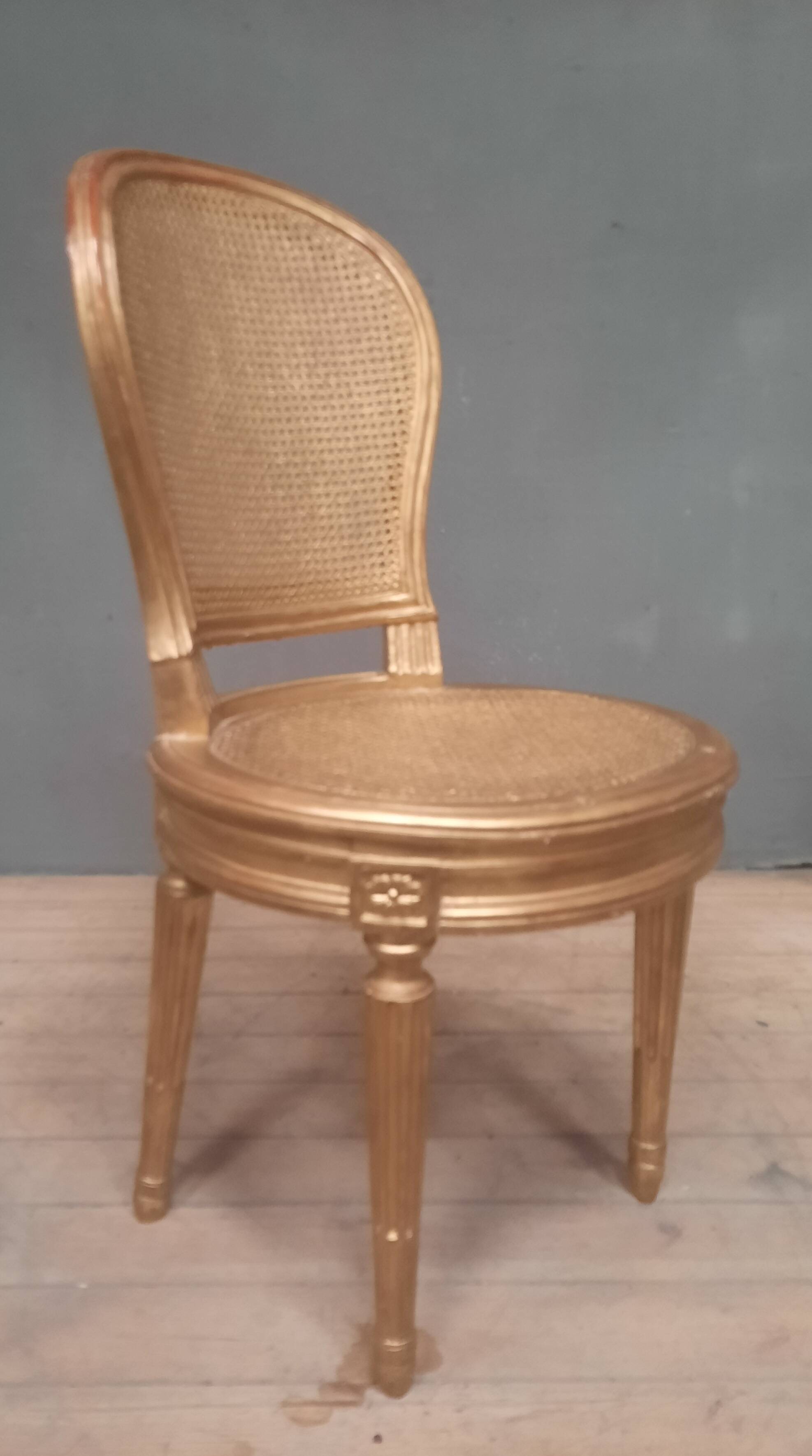 Chaise style Louis XVI en bois doré