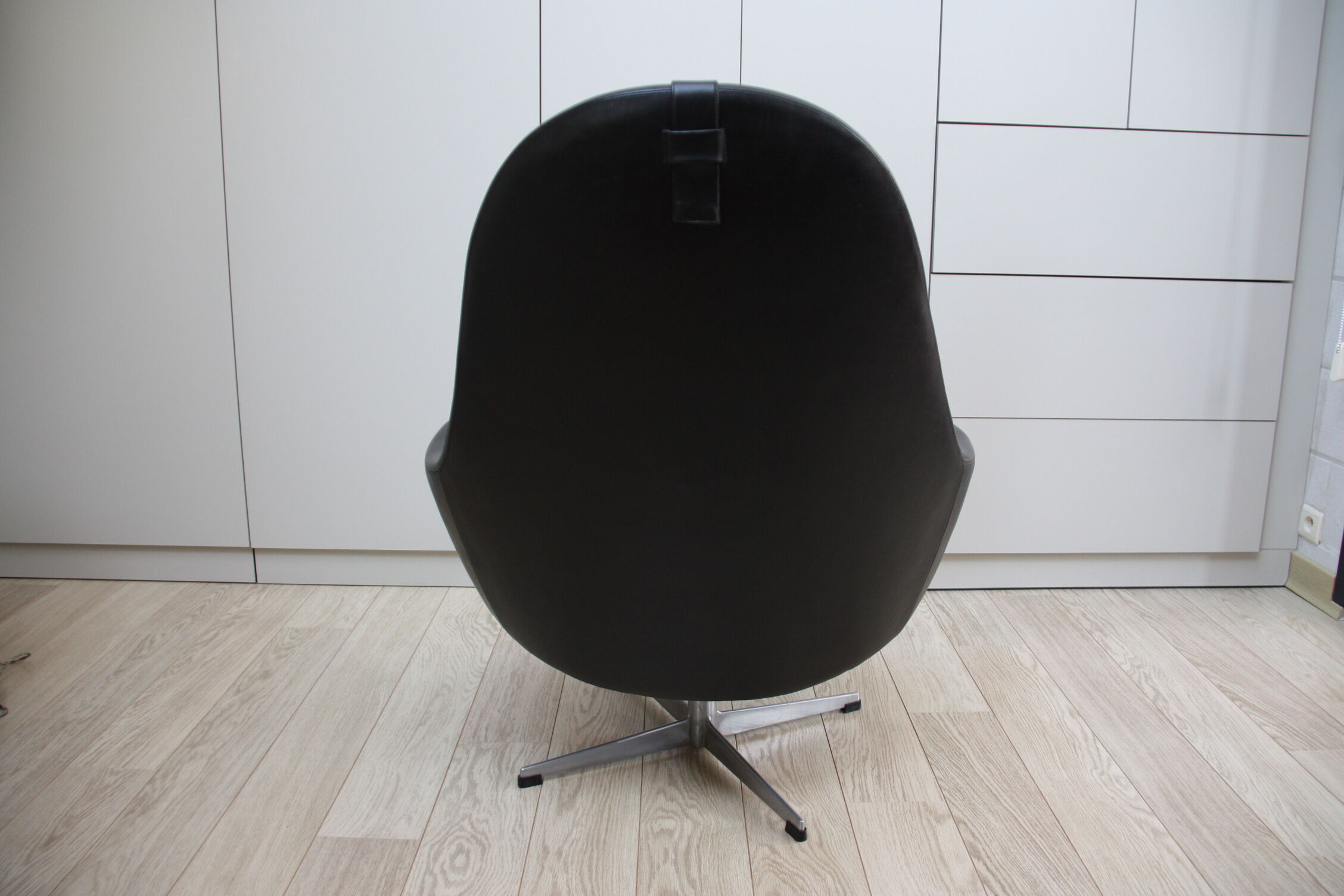 Fauteuil pivotant vintage en similicuir noir par Pastoe 60s