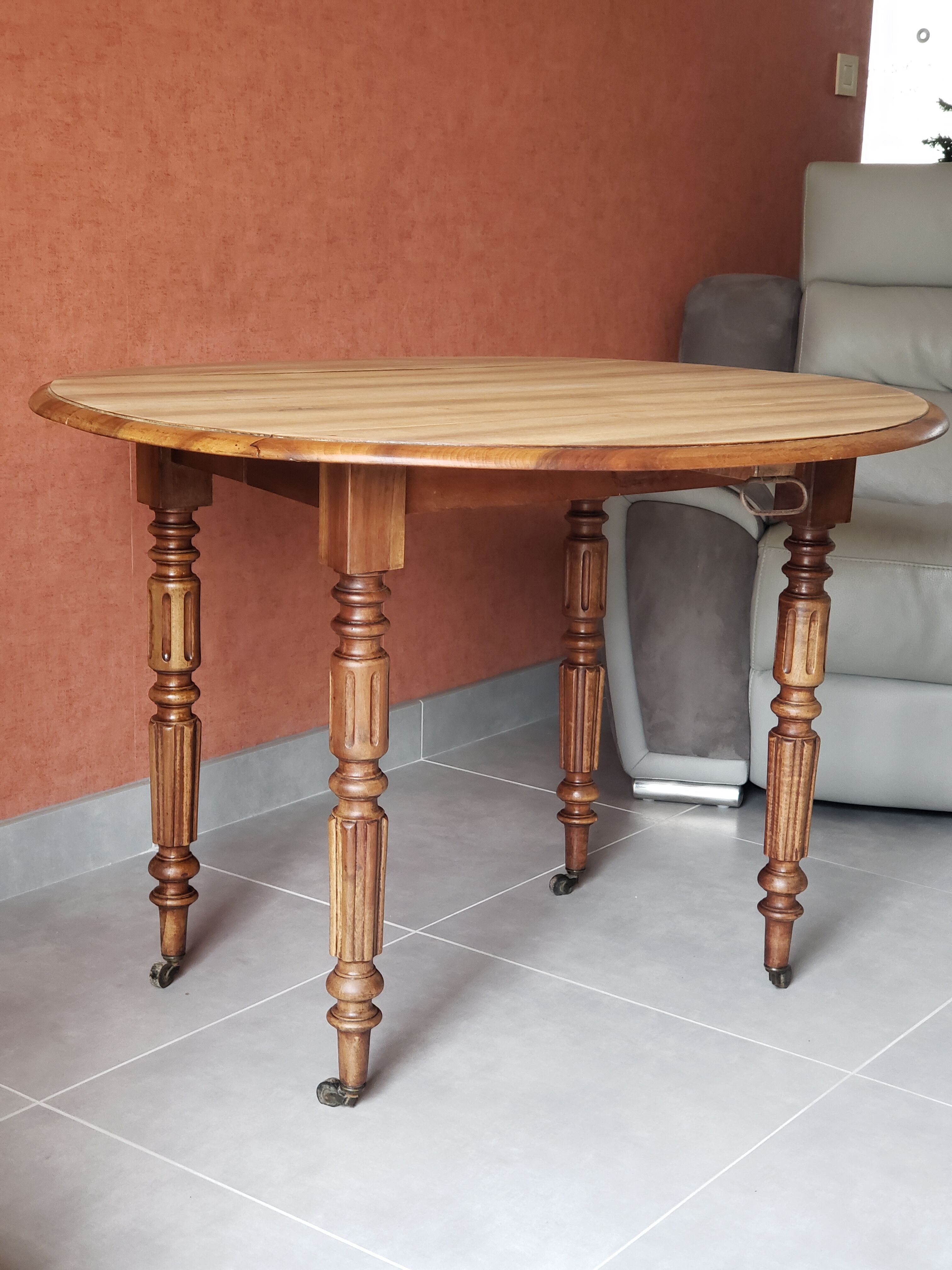 Old round table in walnut with flaps Louis Philippe