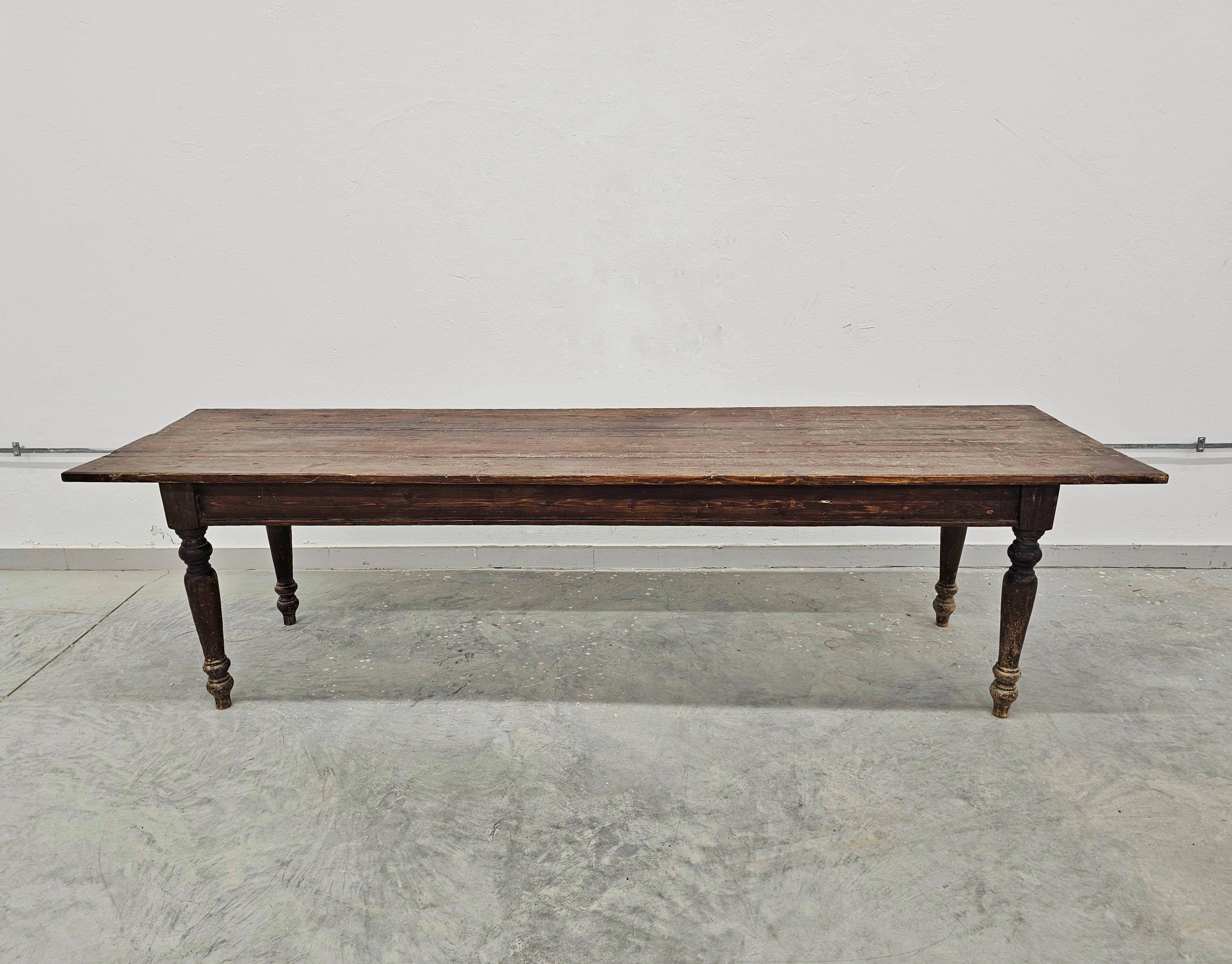 XXL Victorian farmhouse table in solid pine with patina, 1850s.