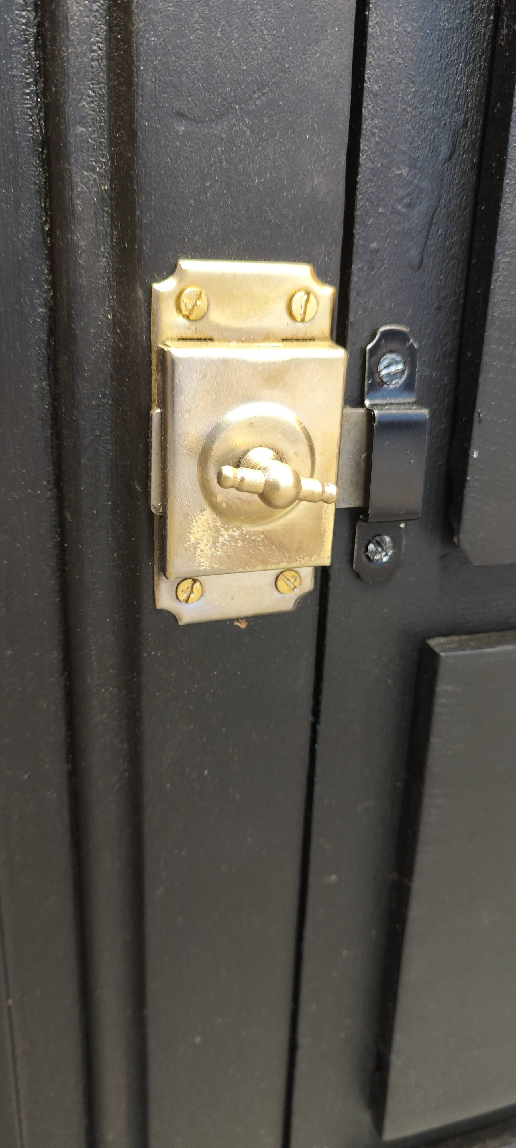 One-door workshop unit with eight black and gold drawers