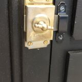 One-door workshop unit with eight black and gold drawers