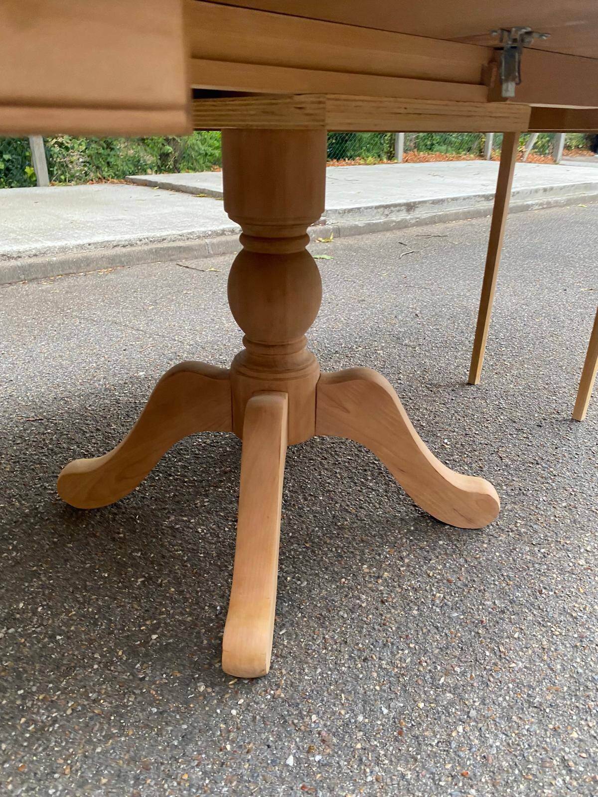 Table à manger ronde extensible décapée en merisier massif brut pied centra