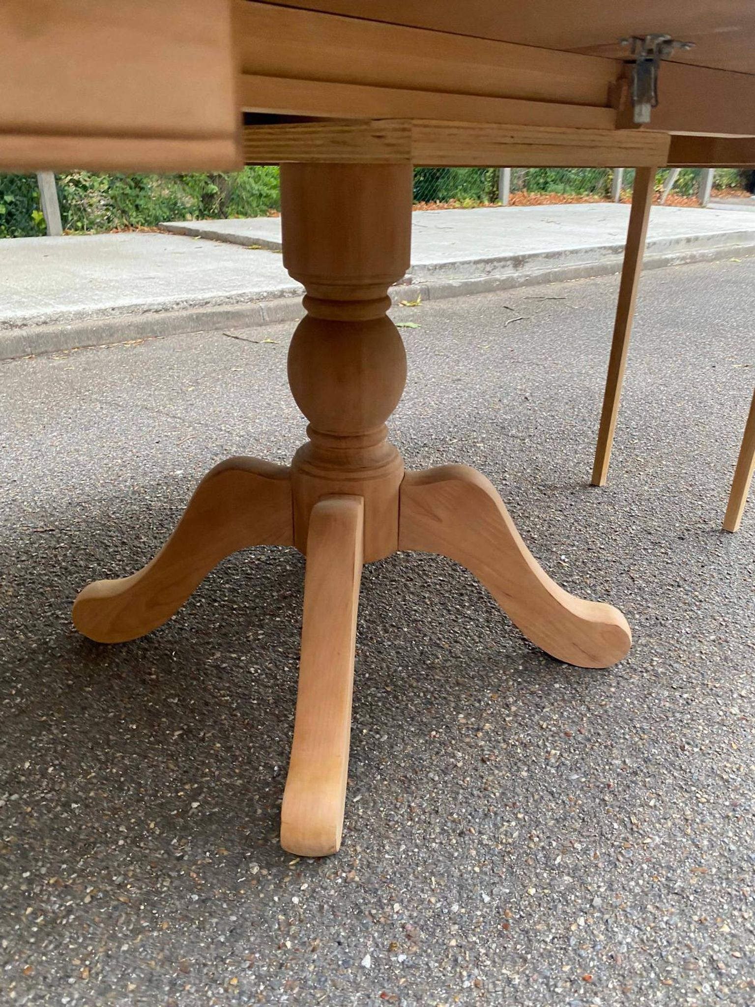 Table à manger ronde extensible décapée en merisier massif brut pied centra