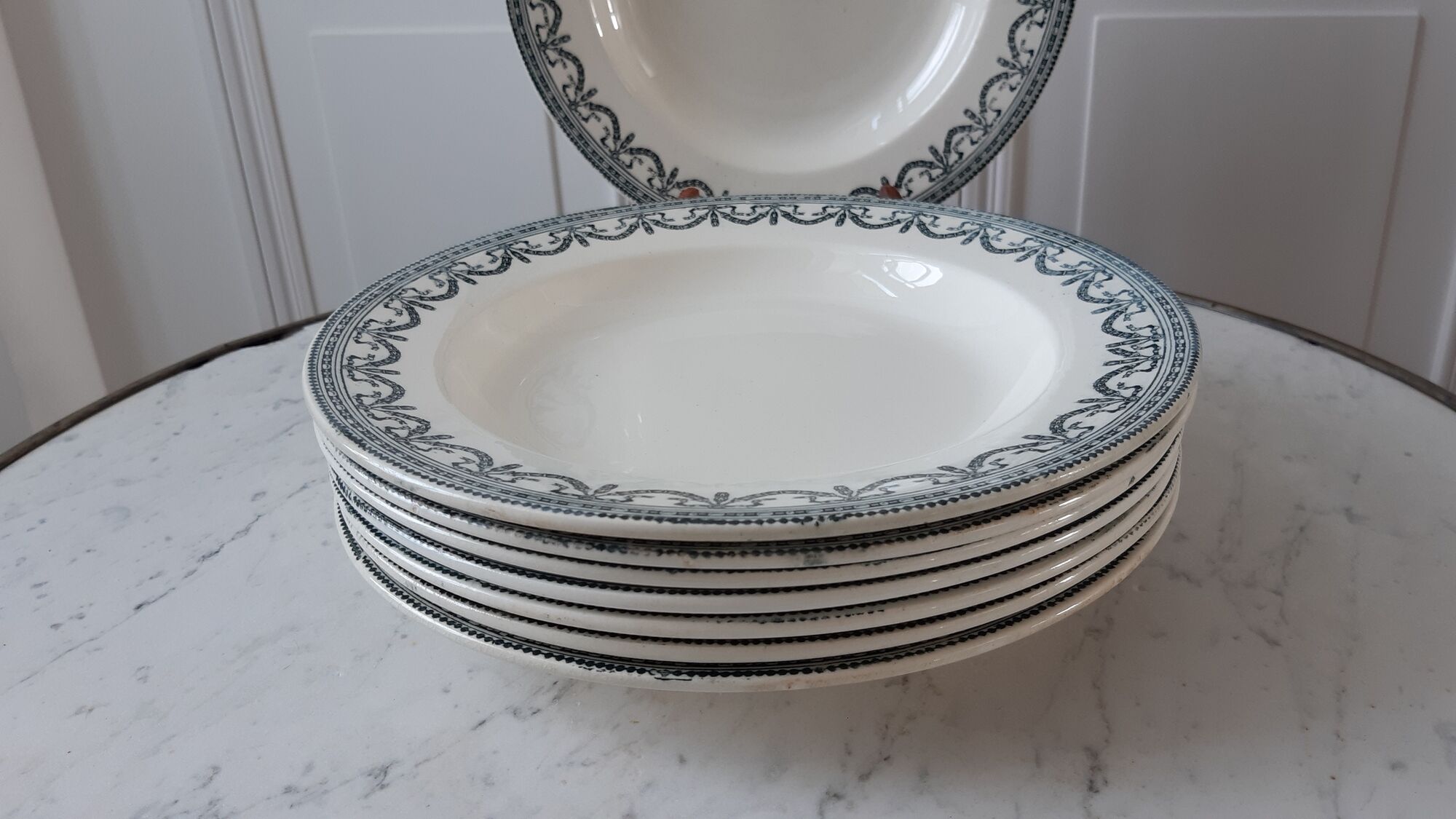 Set of 8 hollow plates Terre de Fer model "Garlands" late nineteenth