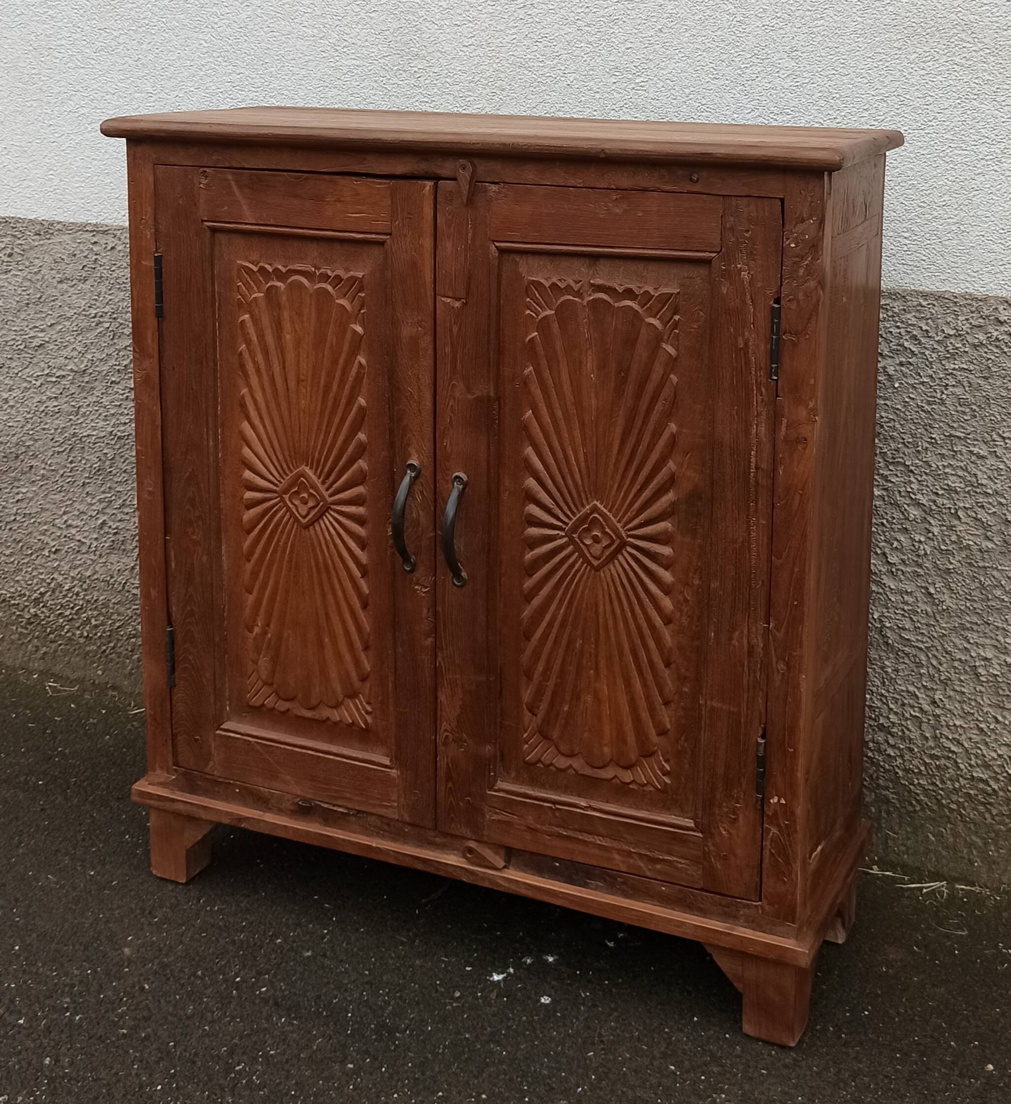 Old wooden chest of drawers