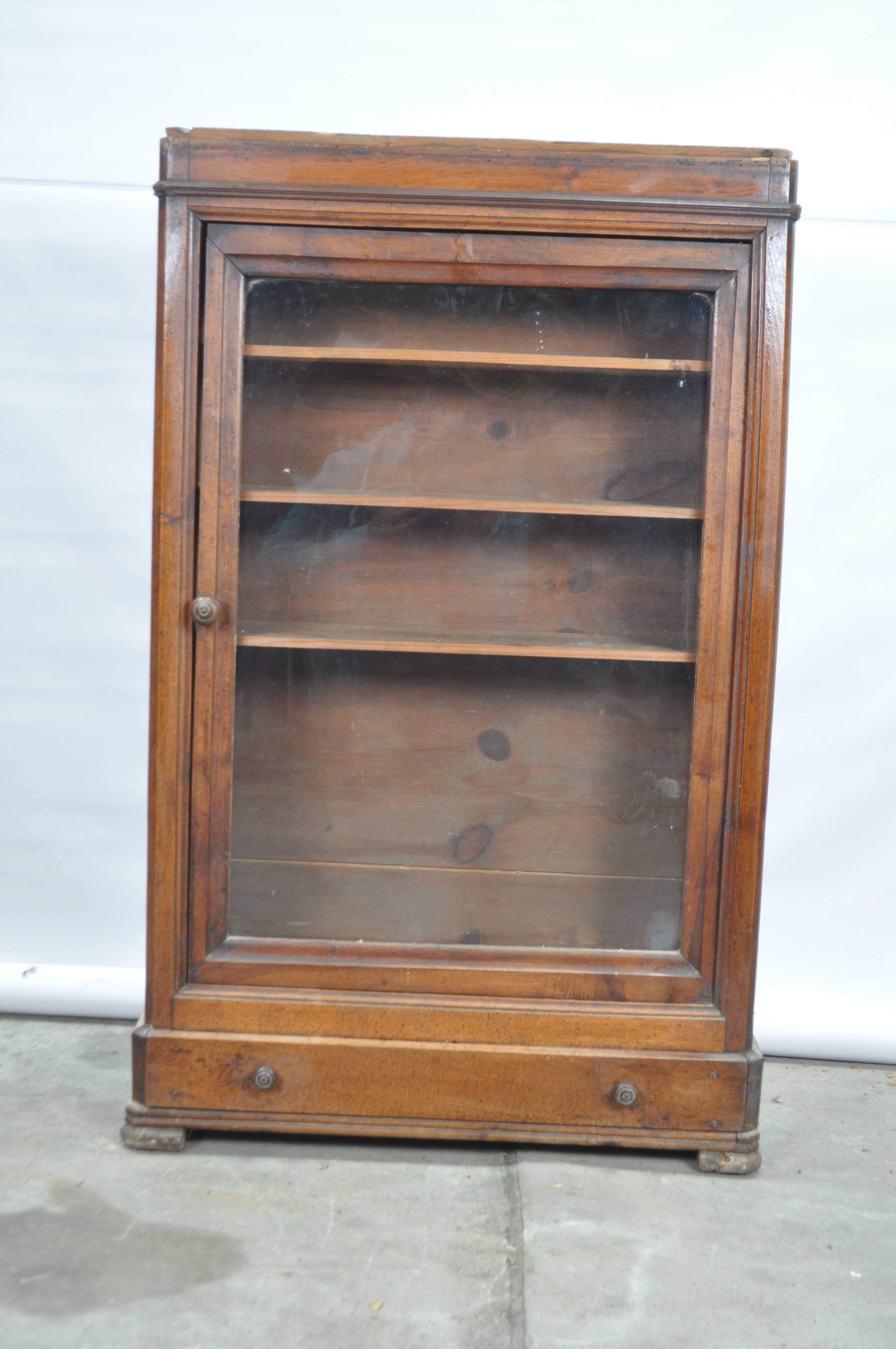 Showcase to stand