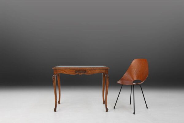 Table d'appoint sculptée en bois, verre et rotin, France années 1950