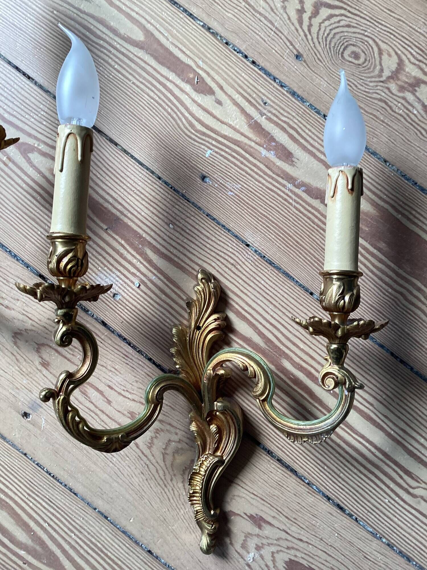 Paire d’appliques murales – Style Louis XV / Rococo – métal doré