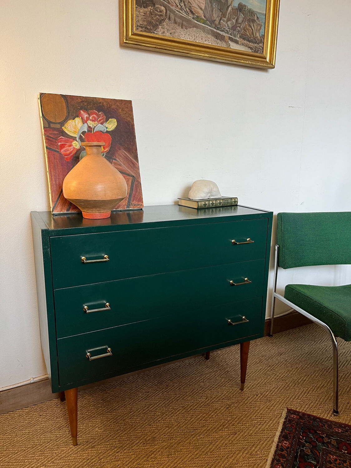 Commode vintage verte poignées dorées et pieds fuseaux