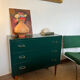 Commode vintage verte poignées dorées et pieds fuseaux