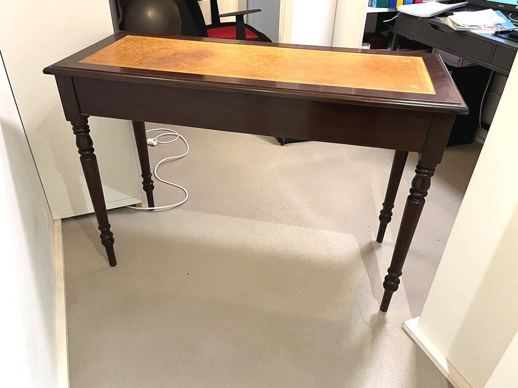 Antique English writing desk in mahogany and gilded leather.