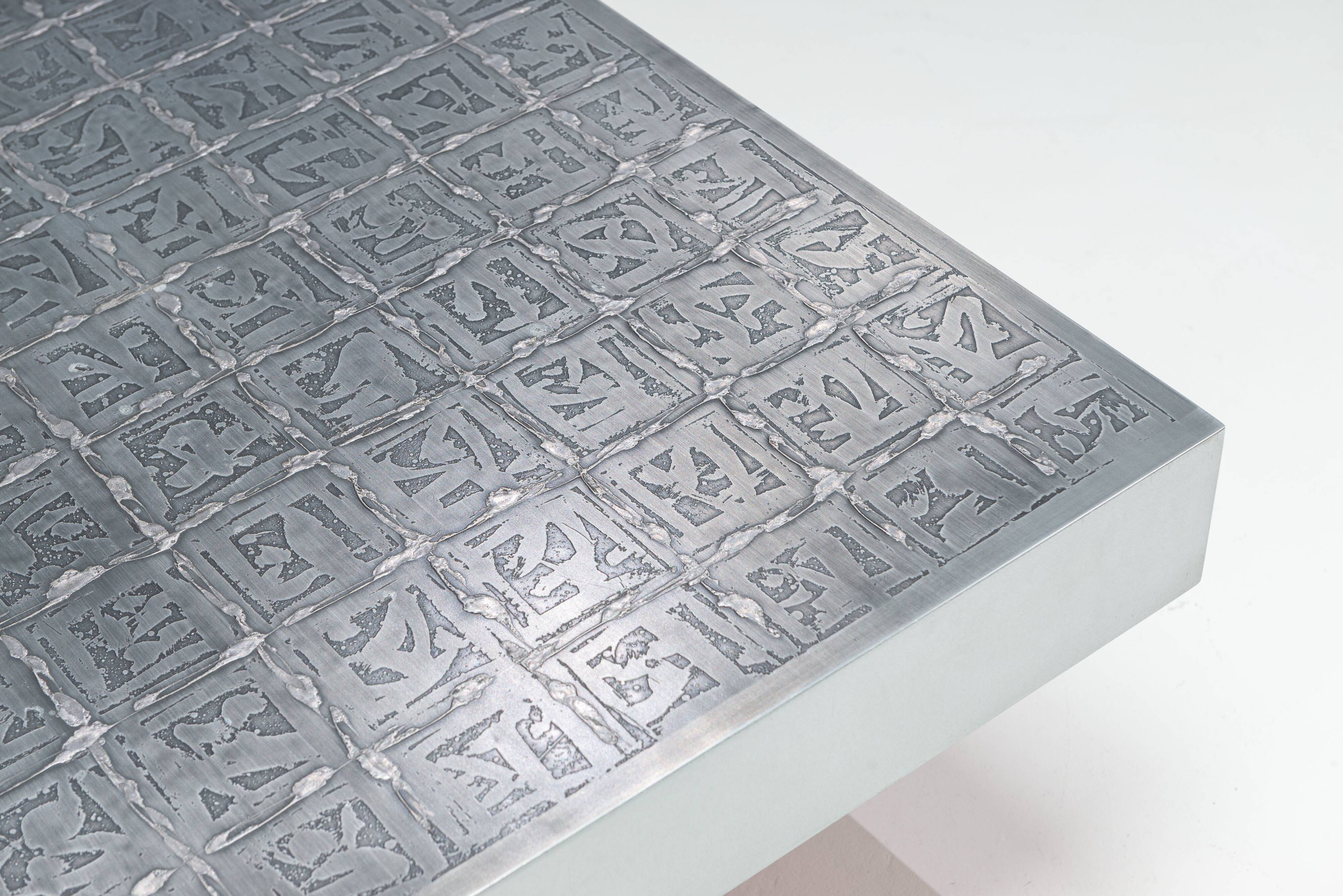 Table basse gravée par Bernhard Rohne