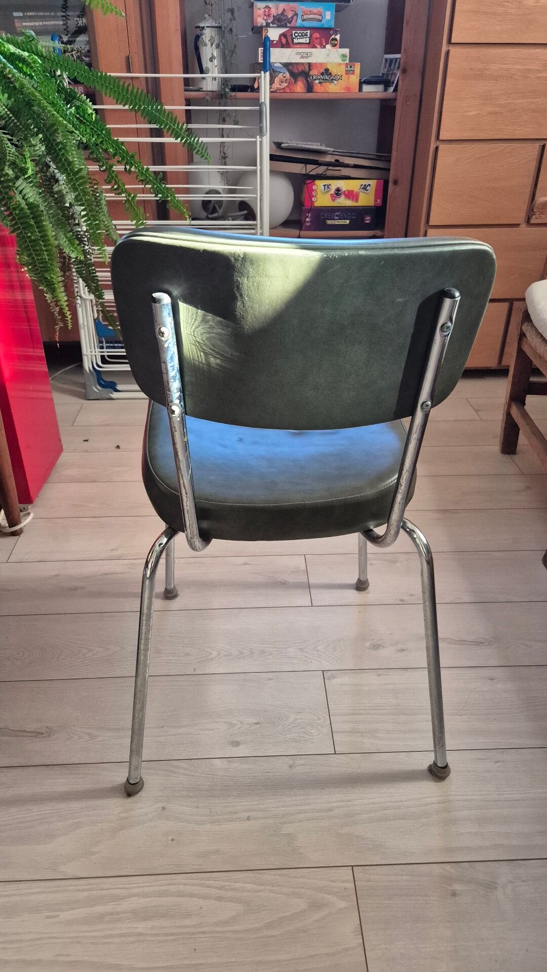 Chaise retro en skaï vert bouteille