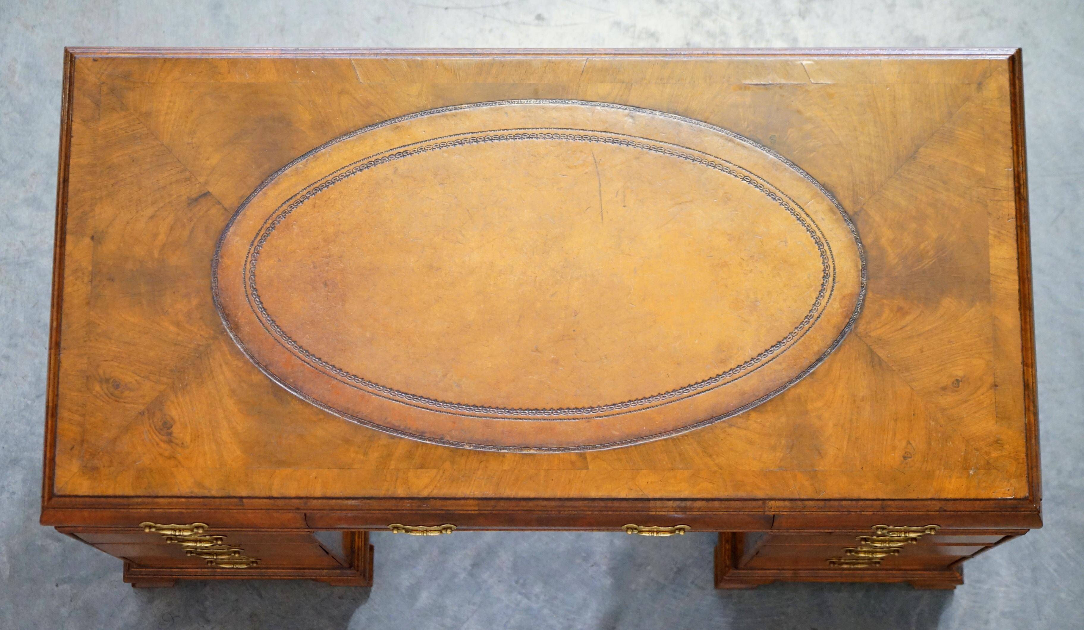 Bureau partenaire victorien en noyer burr avec cuir