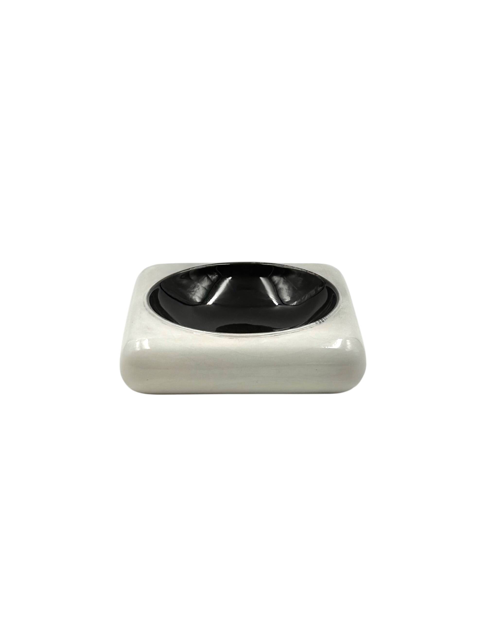 Space age black and white ceramic ashtray / vide poche, Italy 1970s