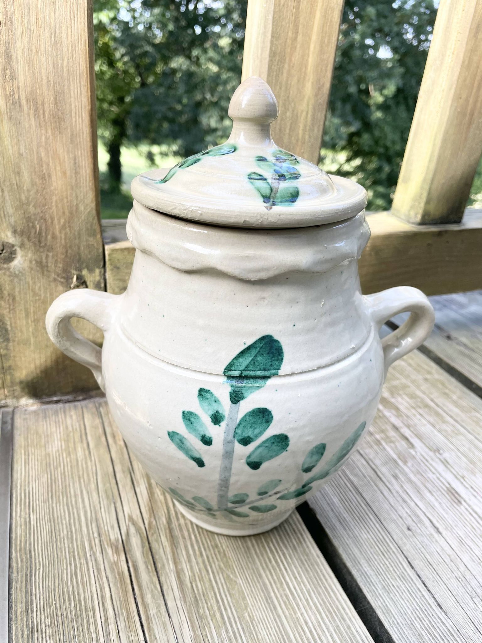 Ancient orza from Lucena, Córdoba, glazed Andalusian pottery with a veined decoration.