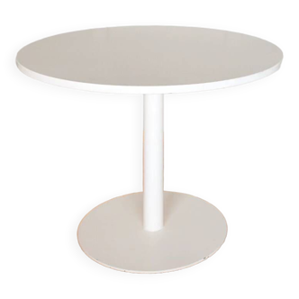 Round tulip table central foot