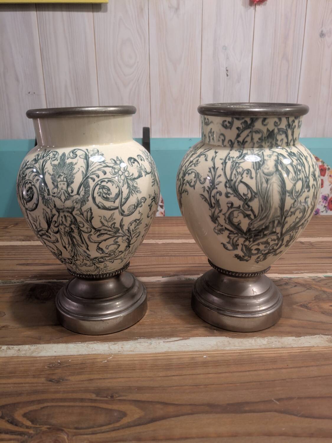 Set of 2 ceramic and metal flower pots