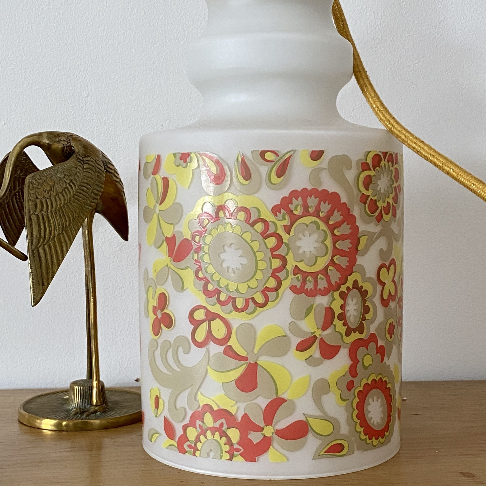 Baladeuse globe vintage en opaline avec motifs
